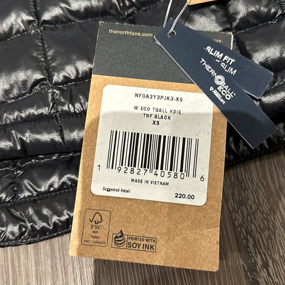 Brand new insulated North Face Puffer with hood - Picture 6 of 6